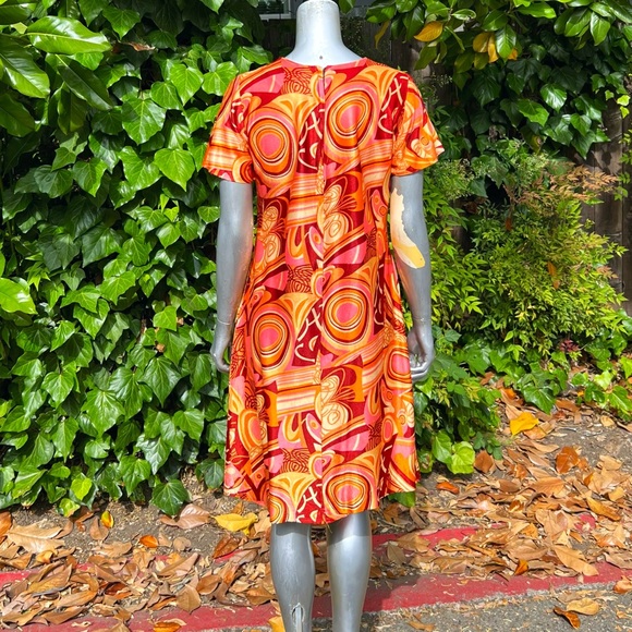 1960s Groovy Psychedelic Print Shift Dress - Picture 4 of 8